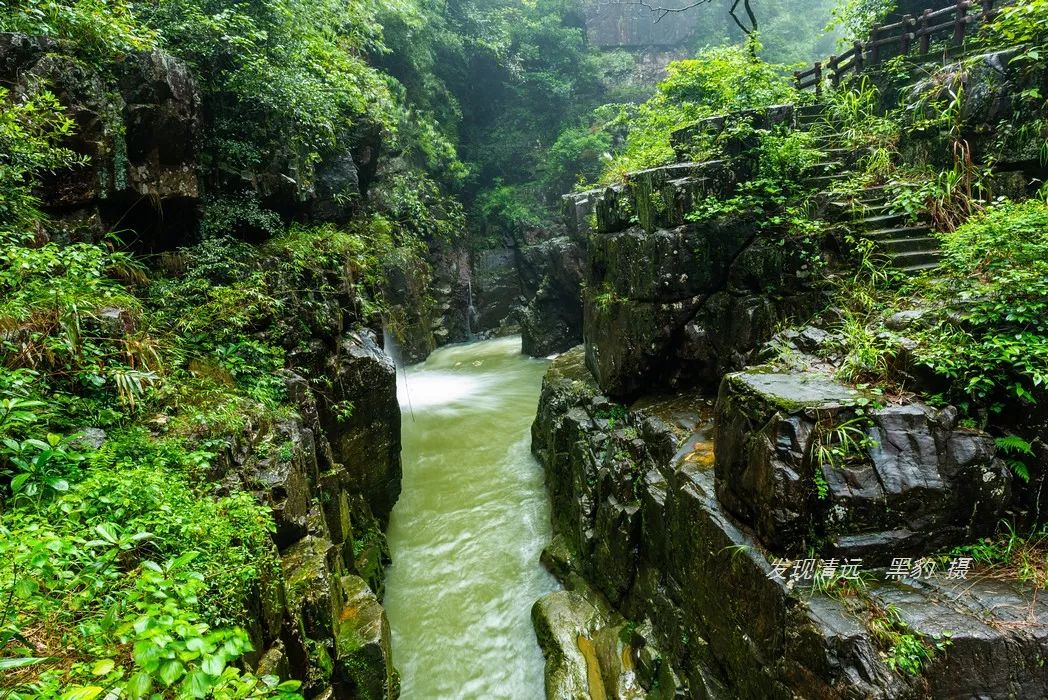户外徒步登山赏冰瀑,广东户外徒步登山风景最美