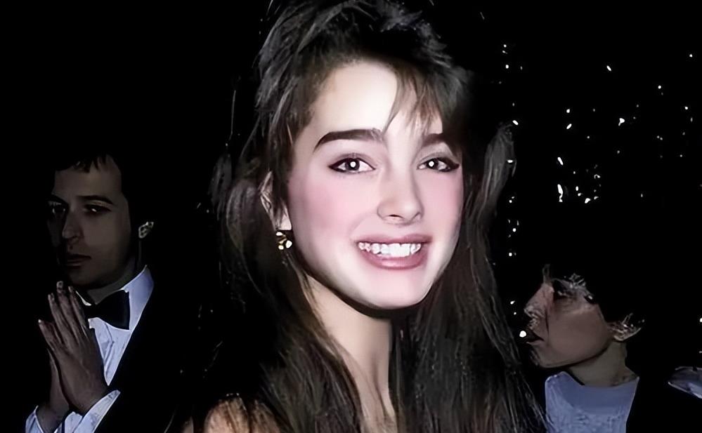 10岁她赤身露体，20岁又声称自己还是处女，“美国舒淇”裸照丑闻