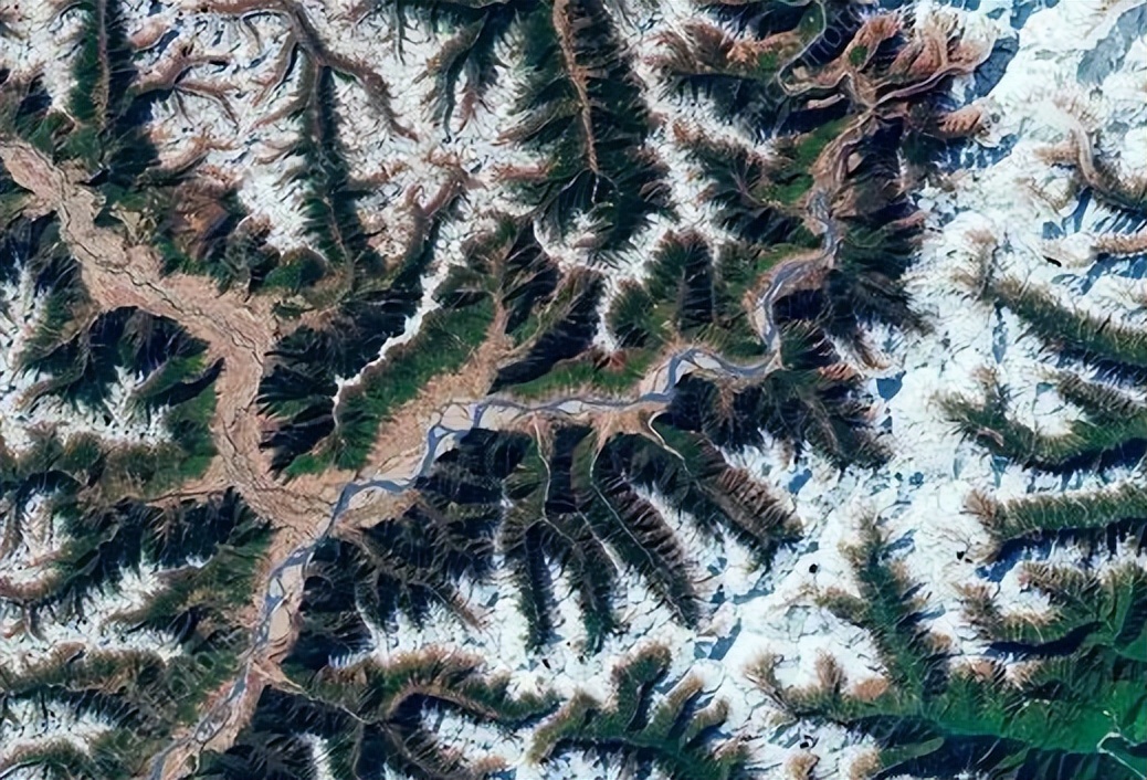 卡利甘达基峡谷深度,尼泊尔的卡利甘达基峡谷