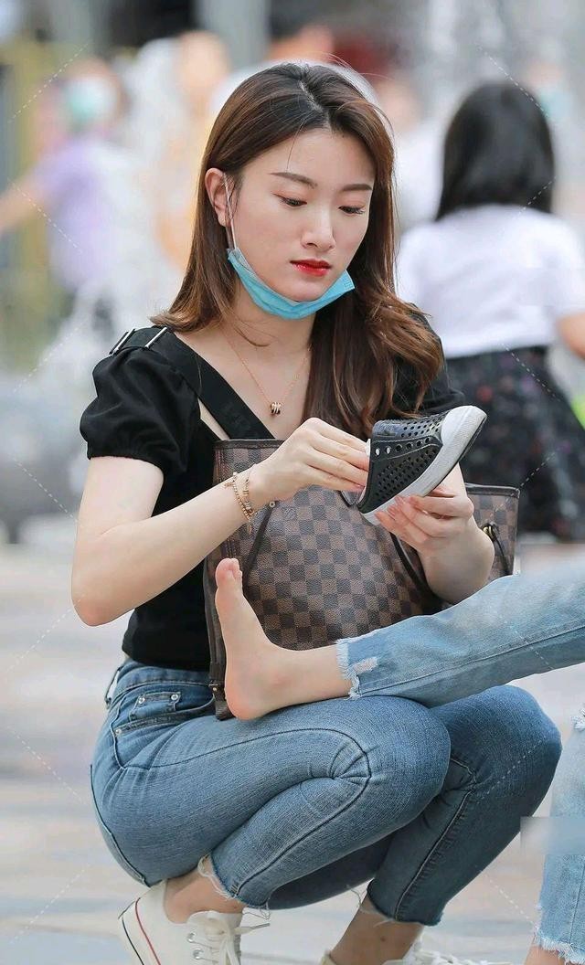 锥形牛仔裤时尚显瘦穿搭,流行的锥形裤这样搭配更显高显瘦