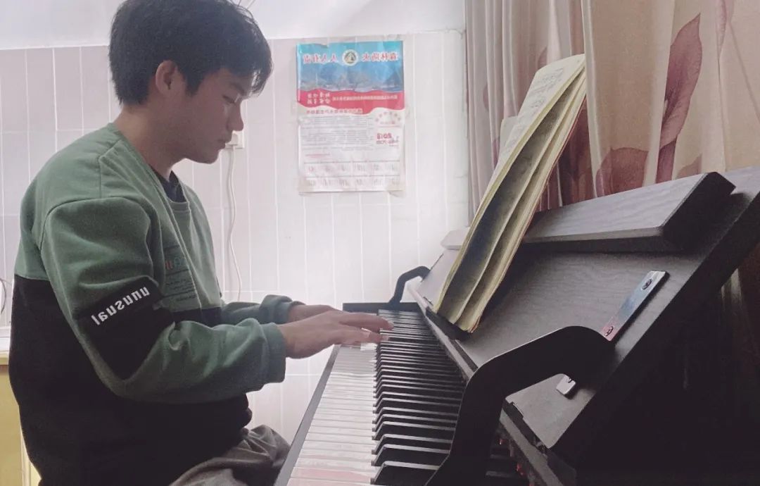 世纪金源集团新学期“皓月奖助学金”发放，造福众多世纪金源子弟