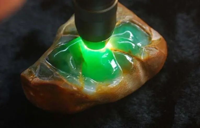 直播间买翡翠回来差距太大能退吗,直播间买的翡翠会比实体店便宜吗