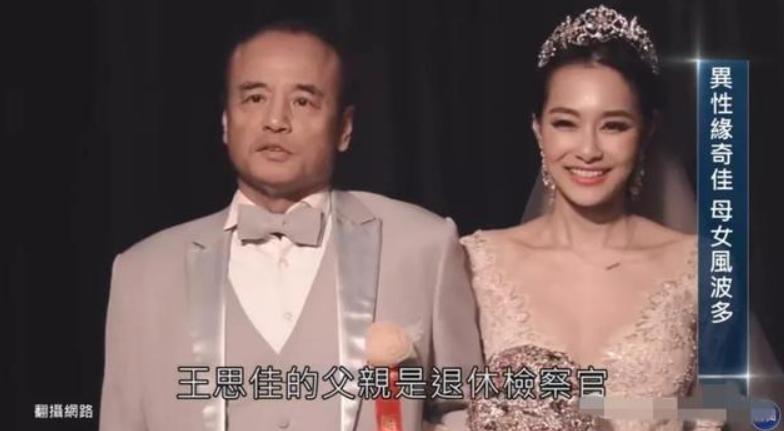 终于翻车！带假包上节目被扒精光，亲妈更牛曾把娘家人送去坐牢