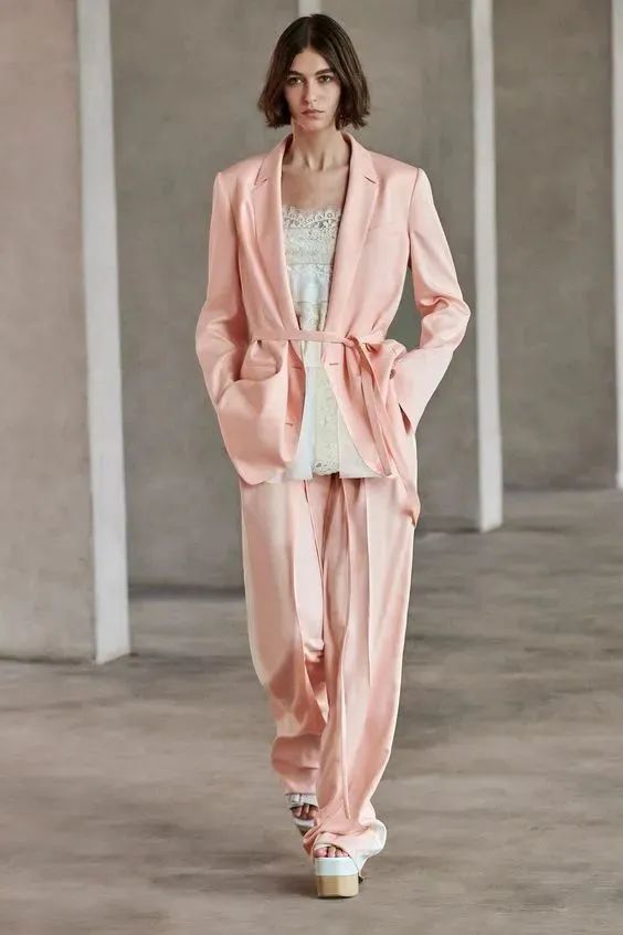 粉色搭配的高级穿法,粉色大衣穿搭高级感