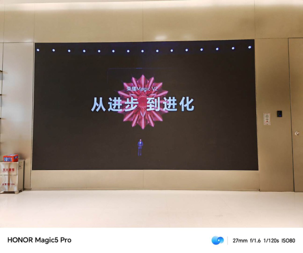 荣耀MagicV2折叠屏测评，5大亮点和2个缺点，8999值得冲吗？