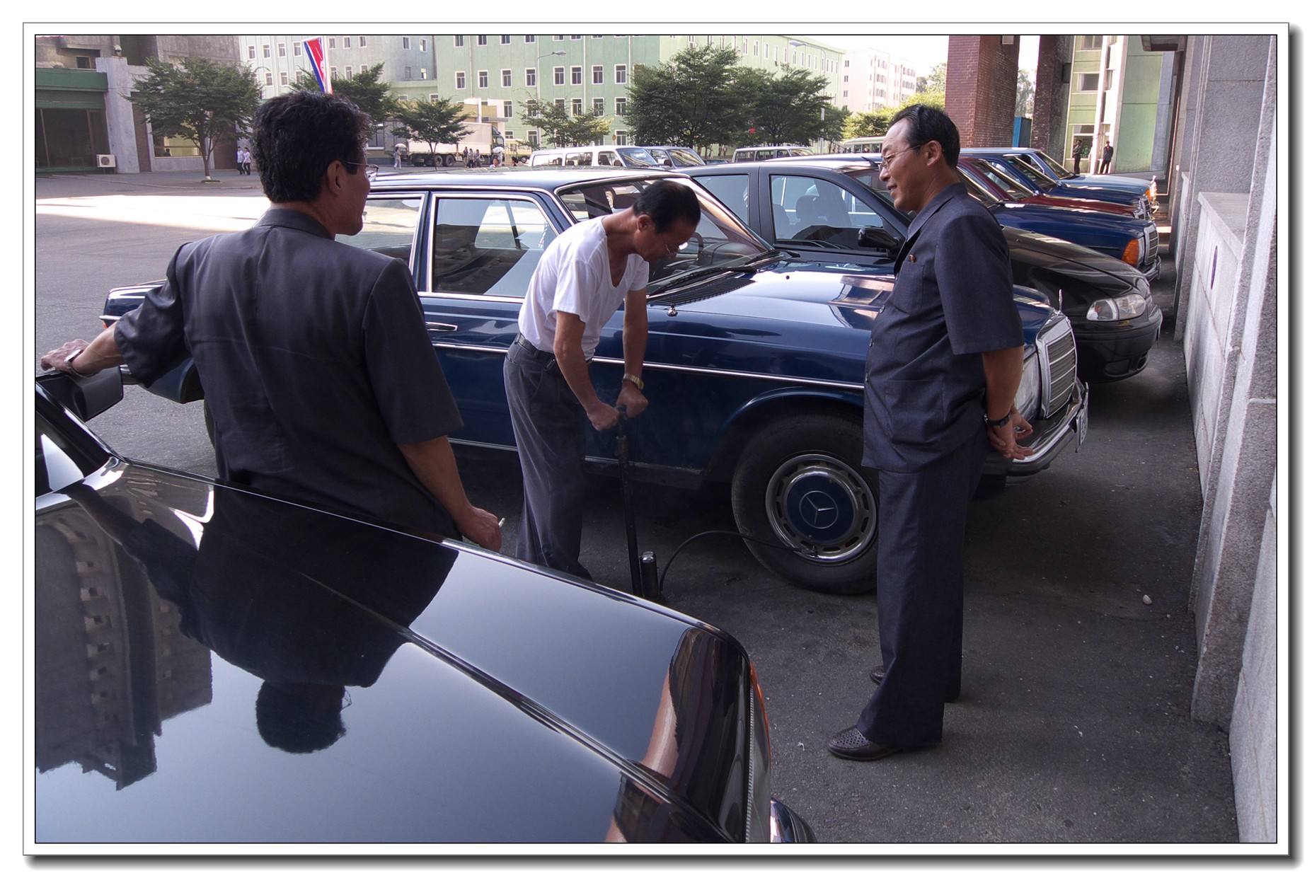 走进朝鲜，朝鲜豪车以德系为主，中国汽车被换标秒变“朝鲜国产”