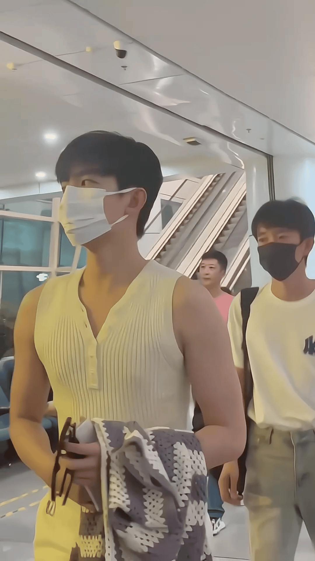 杨洋针织外套牛仔裤亮相,杨洋穿修身运动服