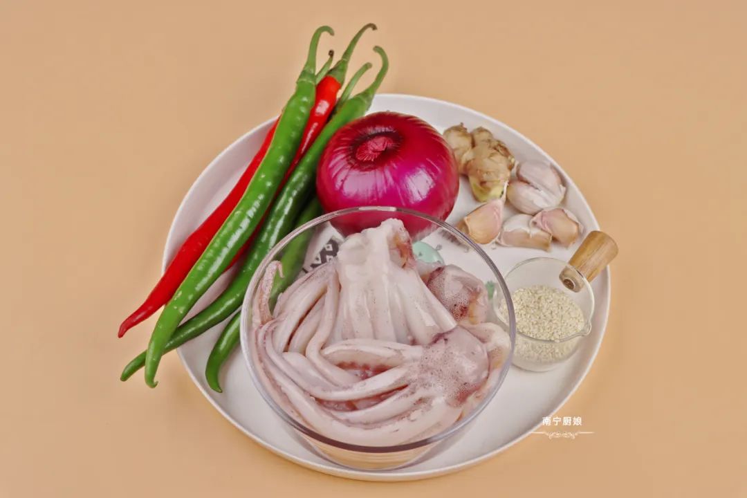 鱿鱼除了白灼还能怎么做,5种鱿鱼的做法鲜香无腥味