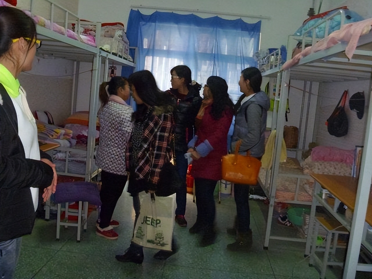 山东师范大学宿舍引发热议，新生吐槽环境差，网友：该知足了