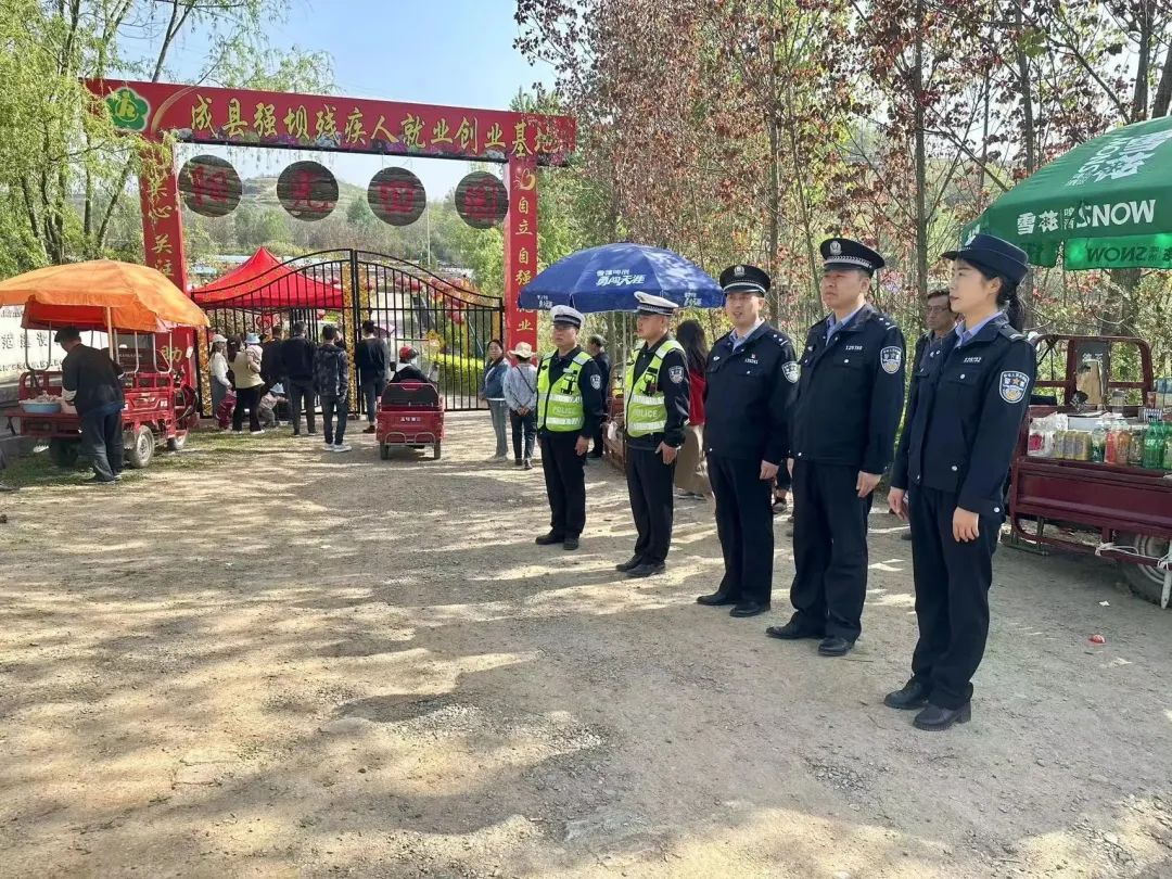 户政窗口周末开辟“学生*证办**”专场【三分钟速览成县公安动态】