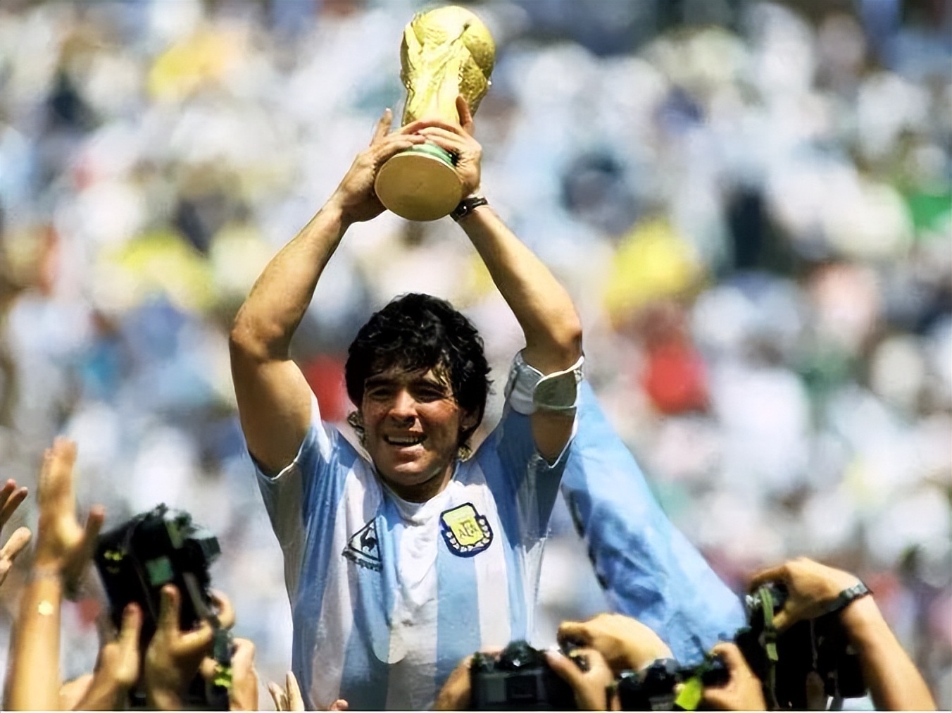 2010年马拉多纳争议,马拉多纳去世有多轰动