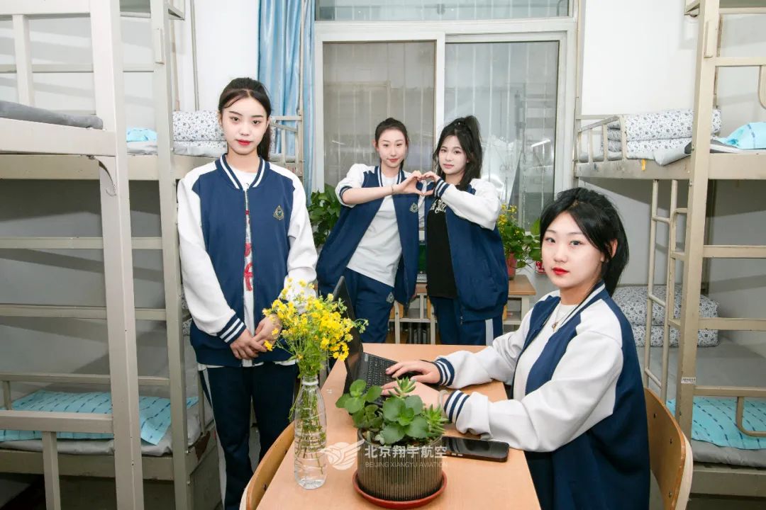 走进学校让心情愉悦,走进安静整洁的教室时我深感自豪