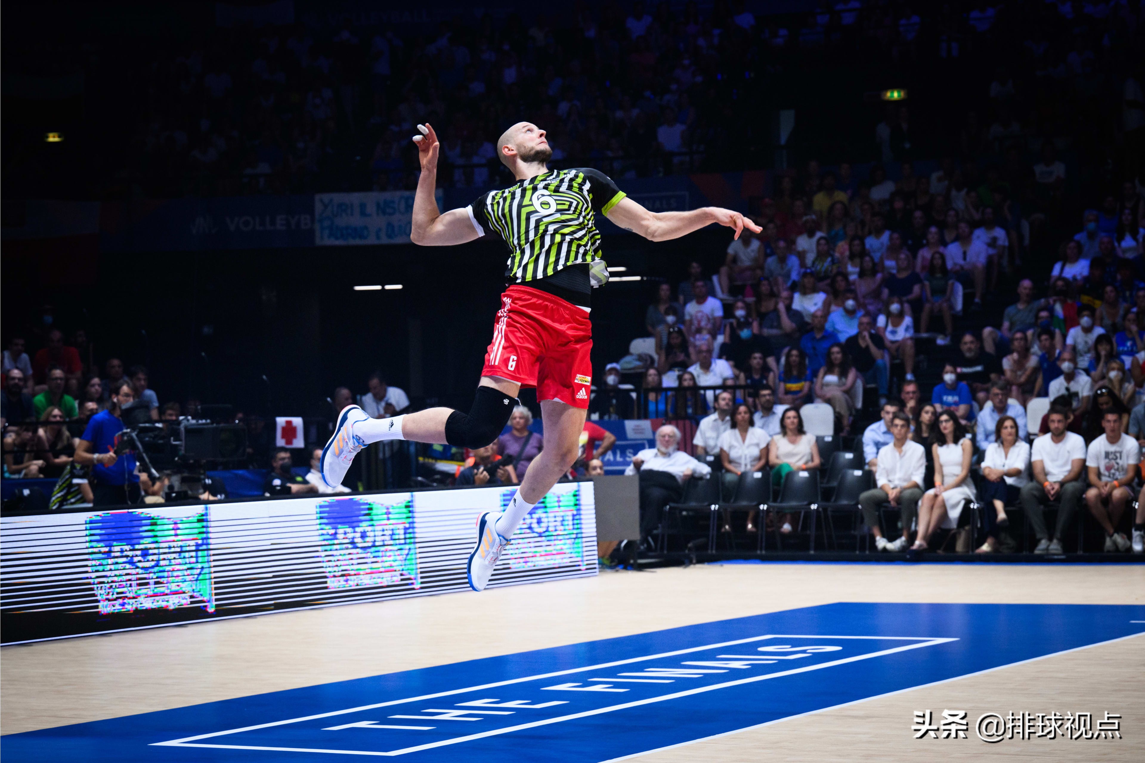 波兰男排圆月弯刀发球,波兰男排比涅克发球