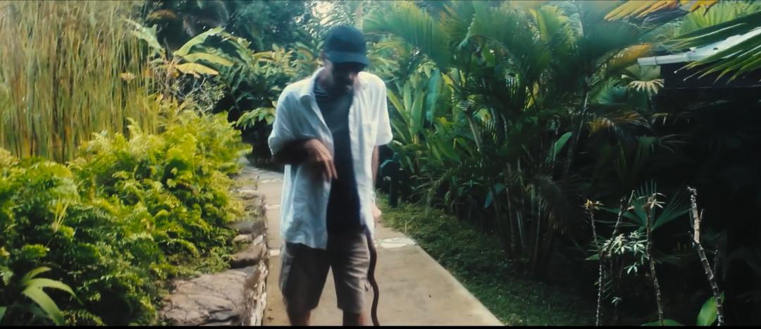 为了拍出这部荒谬的纪录片，他们陪着通缉犯一起逃亡