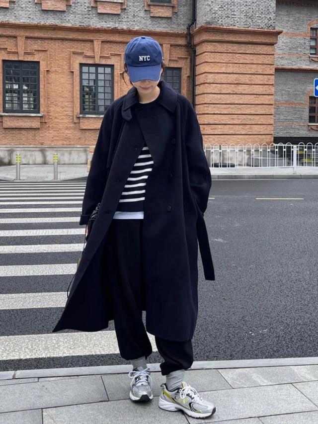 大衣卫衣今冬最火混搭套路时髦炸,冬季穿大衣卫衣减龄时髦