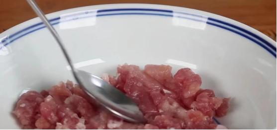 汤鲜鲜藤椒馄饨,馄饨馅爽滑鲜嫩的方法