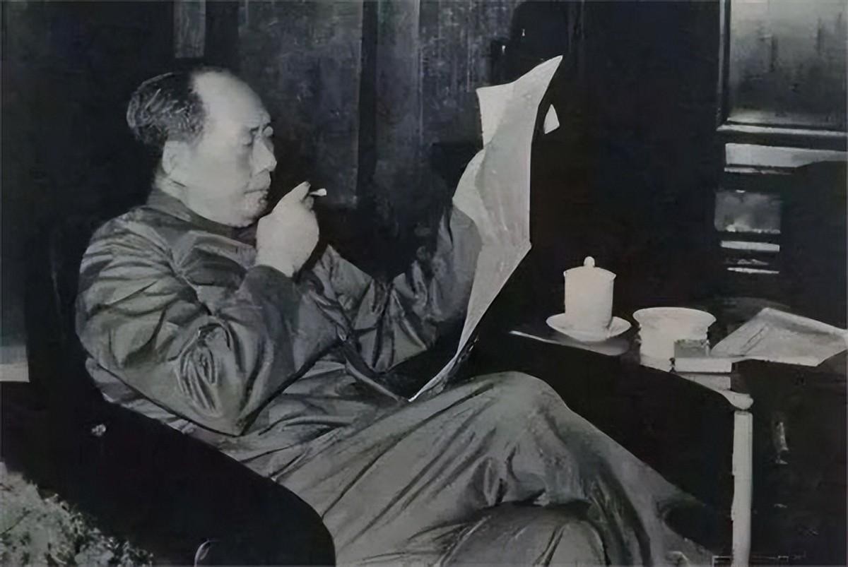 毛主席特制雪茄的由来，多亏了一位同志的引荐，毛主席爱不释手