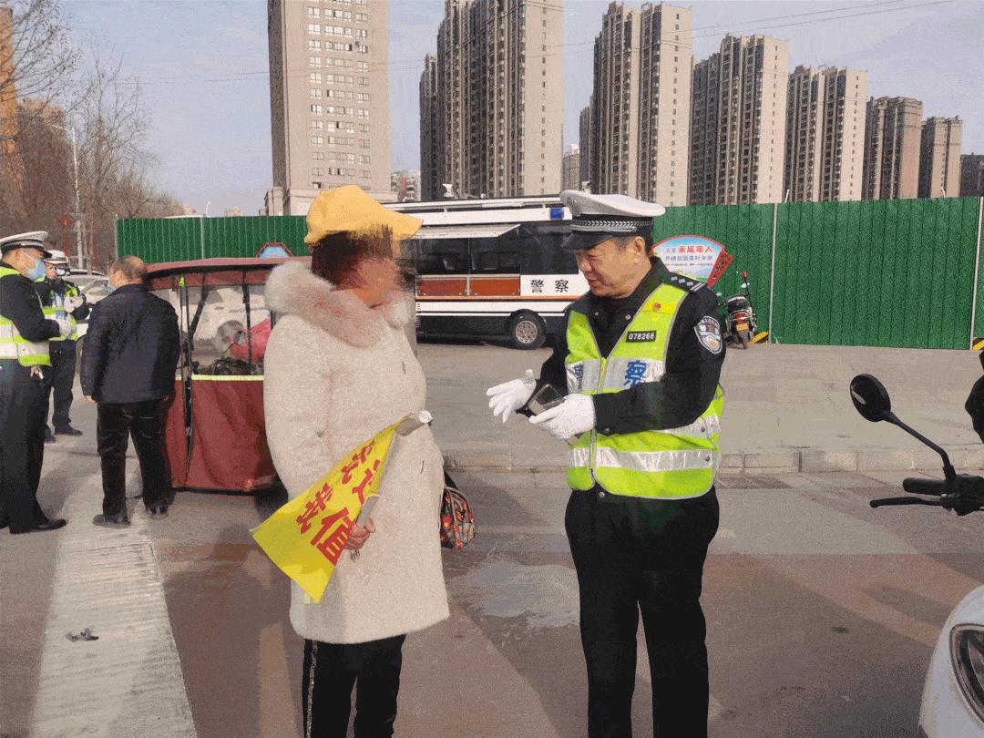 南阳电动车私加篷伞专项整治行动,南阳交警开展春雷行动