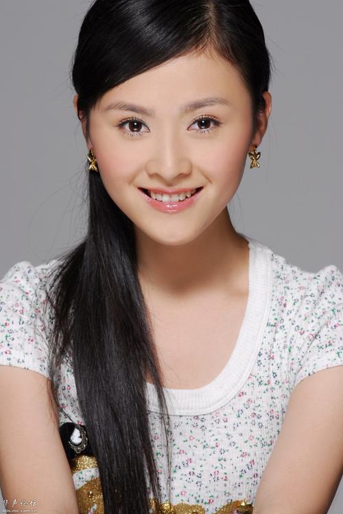 怀孕了？沈腾出国看病，王琦深夜与友人聚餐，笑容满面，肚子突出