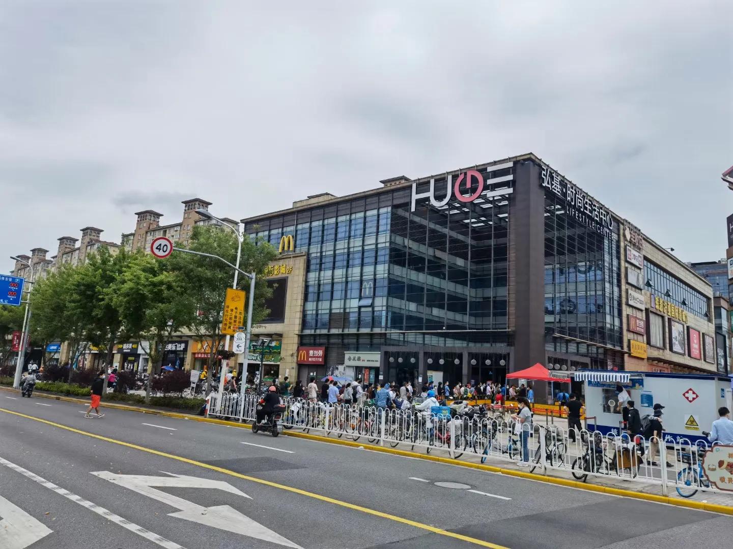 上海兄弟因疫情居家封闭76天，今天终于可以外出四小时