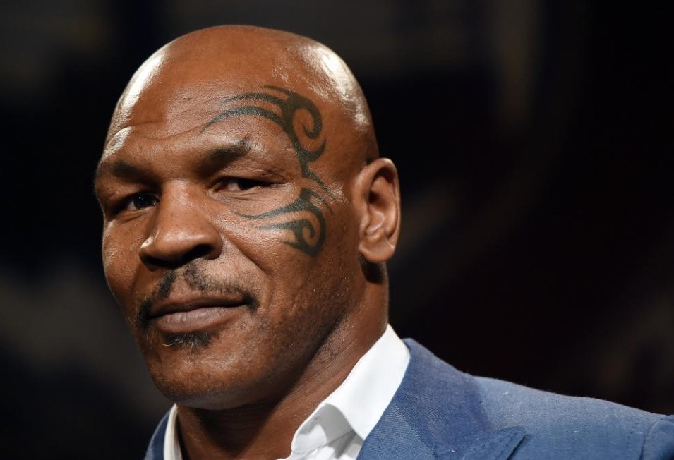 2006年，拳王泰森来华瞻仰毛主席遗容，坦言：在他面前，我很渺小