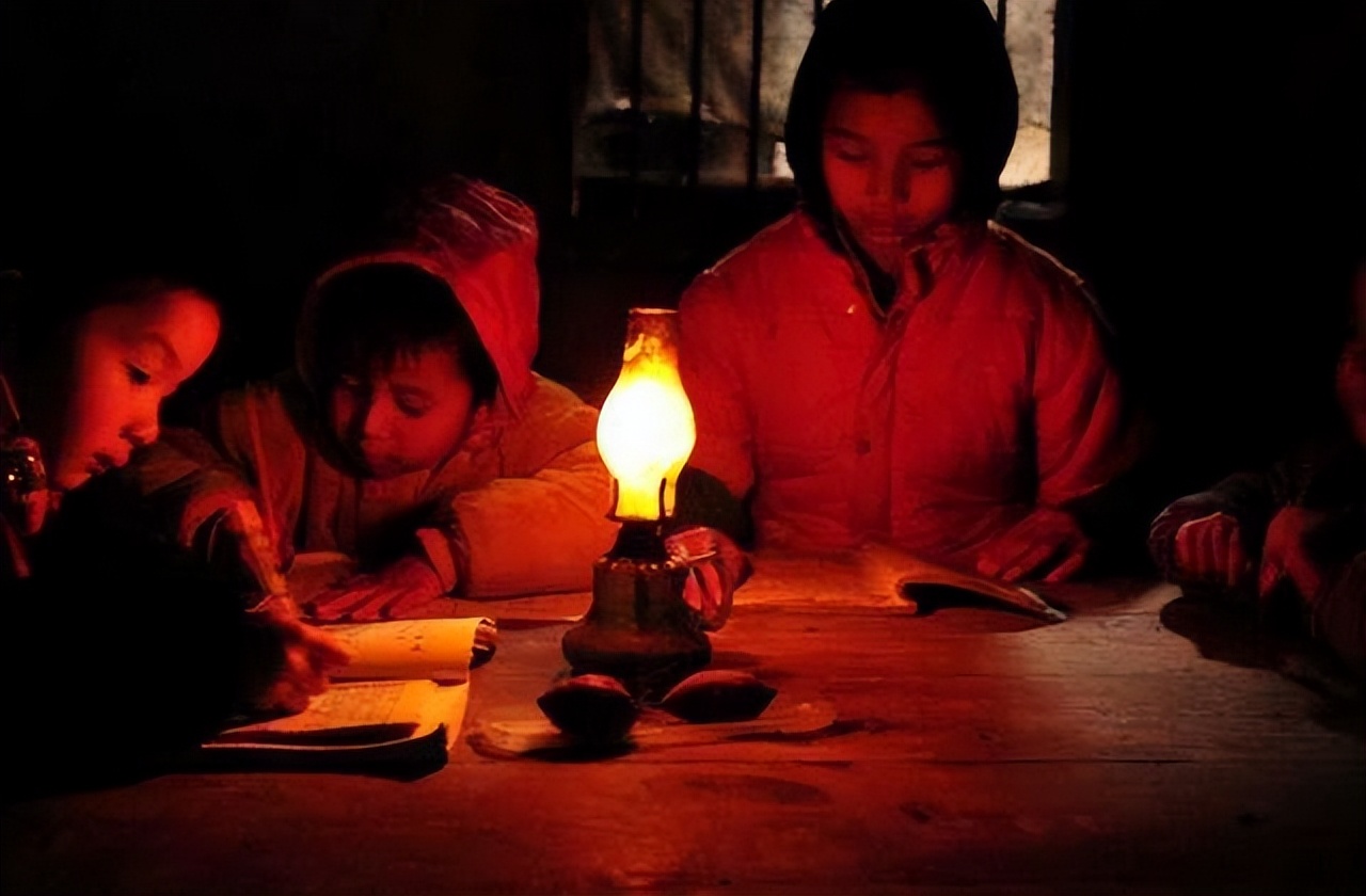 “电”被引进中国初期，为何普通群众不敢用，家家还用煤油灯？