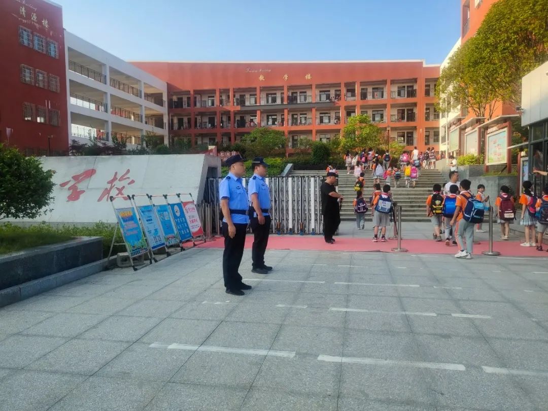 兰州公安全力开启护学模式,民警开启护学模式