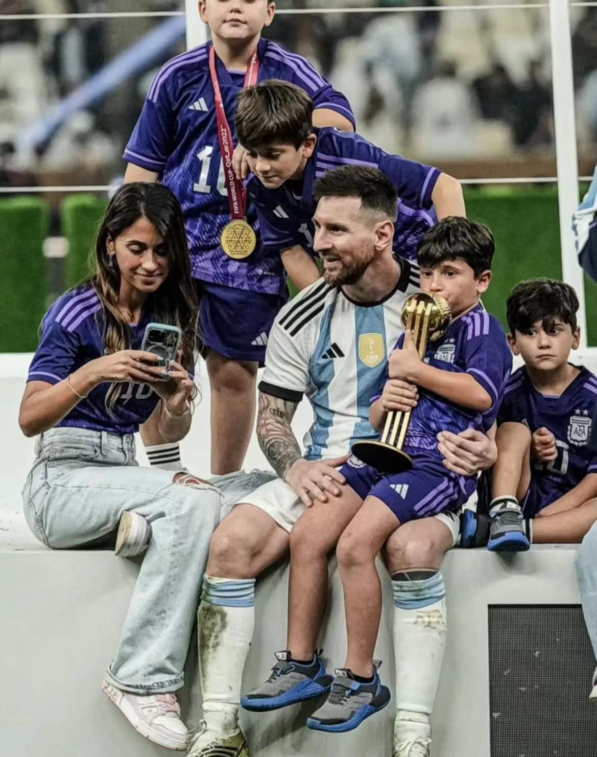 梅西世界杯夺冠亲吻安东内拉,梅西夺冠亲吻妻子