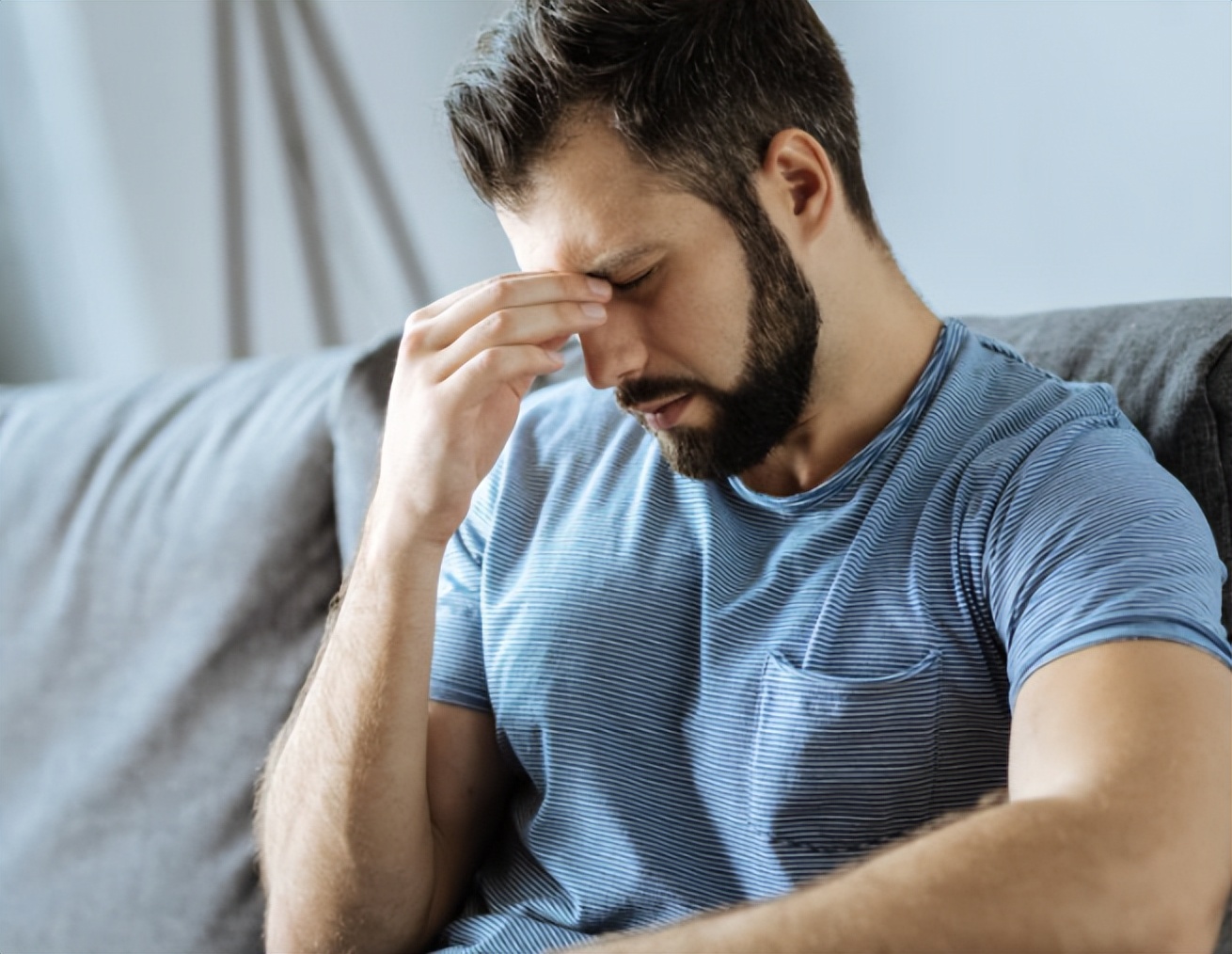 医生检查阴虱的镊子和刀片,男子发现阴虱