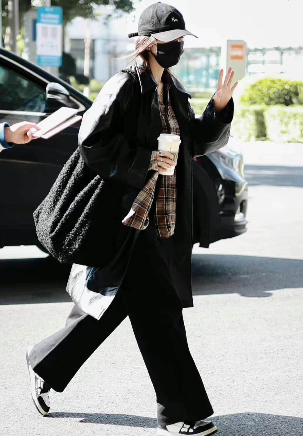 杨幂黑色牛仔休闲外套搭配图片,杨幂同款黑大衣搭配