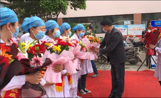 甘于奉献大爱无疆演讲,甘于奉献大爱无疆手抄报