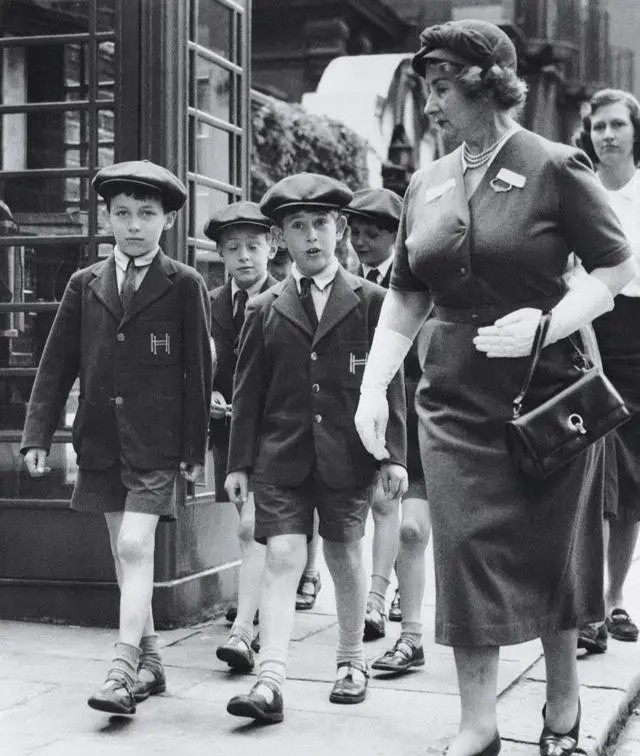 隔辈亲萌娃把面给爷爷,隔辈亲宝宝调皮