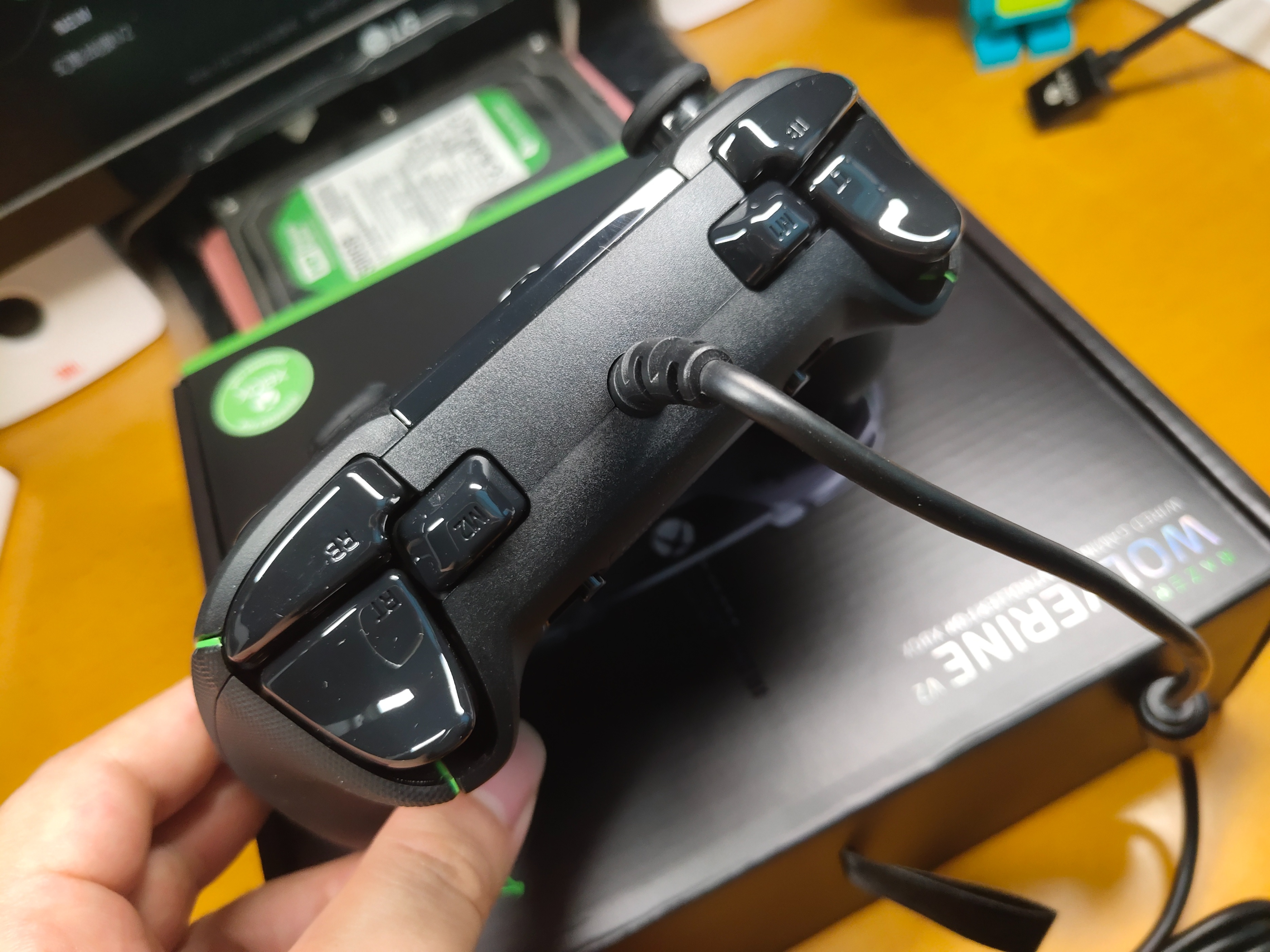 雷蛇幻影战狼幻彩版手柄上手评测,雷蛇幻影战狼v2手柄和幻彩区别