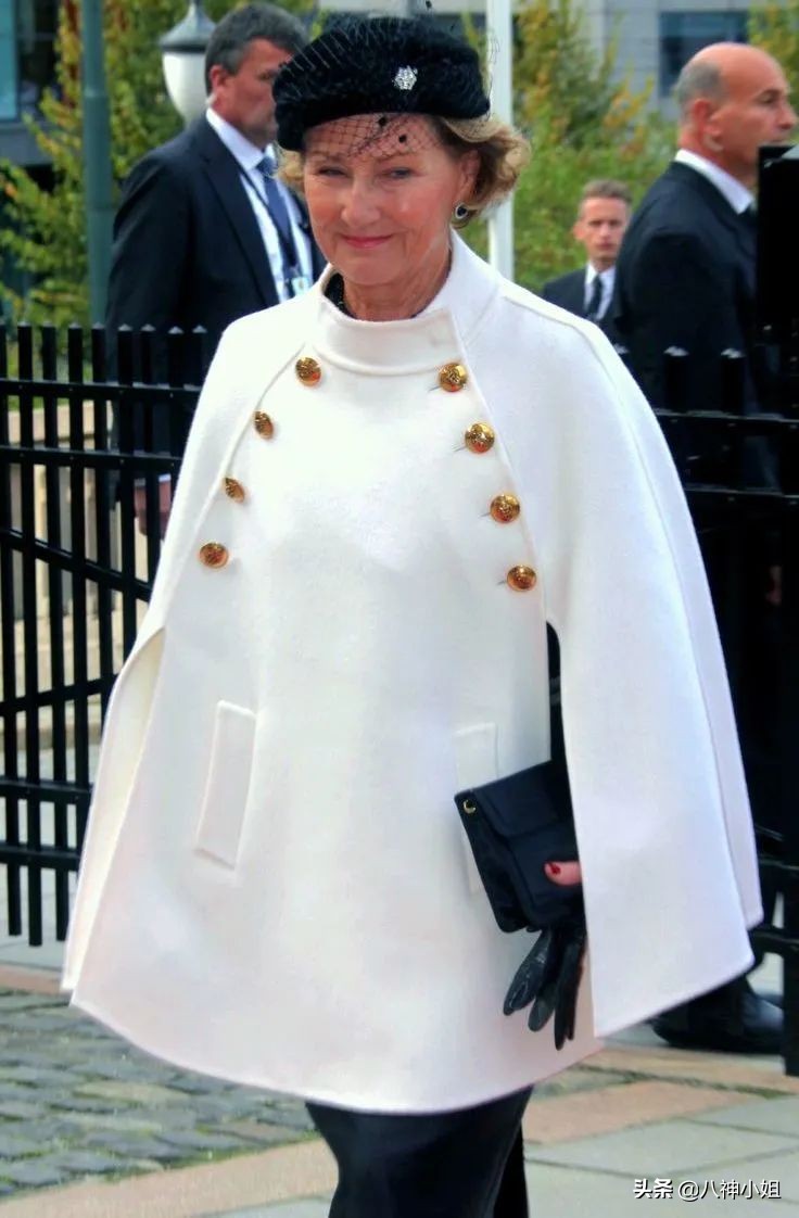 85岁平民王后替夫出席公务，大牌不断，婚姻竟然是欧洲最美满的？