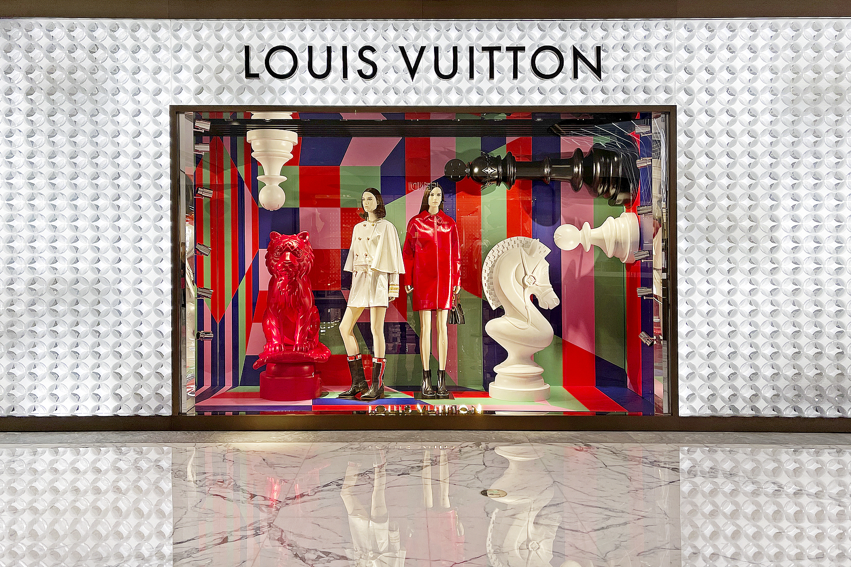 越贵越买后,奢侈品品牌们重新定义“中产”?