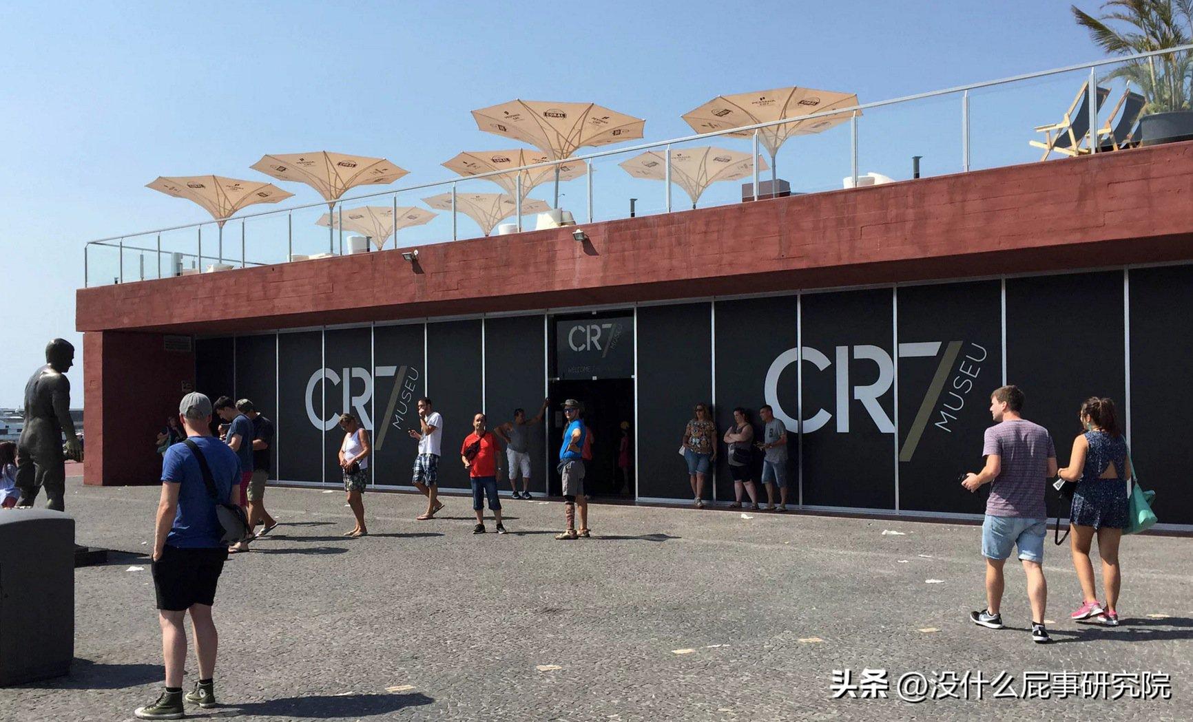 比C罗还自恋，皇马球员家里有两尊他的雕像，每次经过都驻足