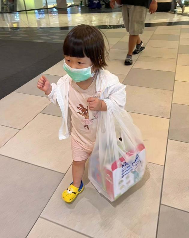 我，32岁奶爸，独自在非洲带娃创业，为了孩子安全，每天带俩警察