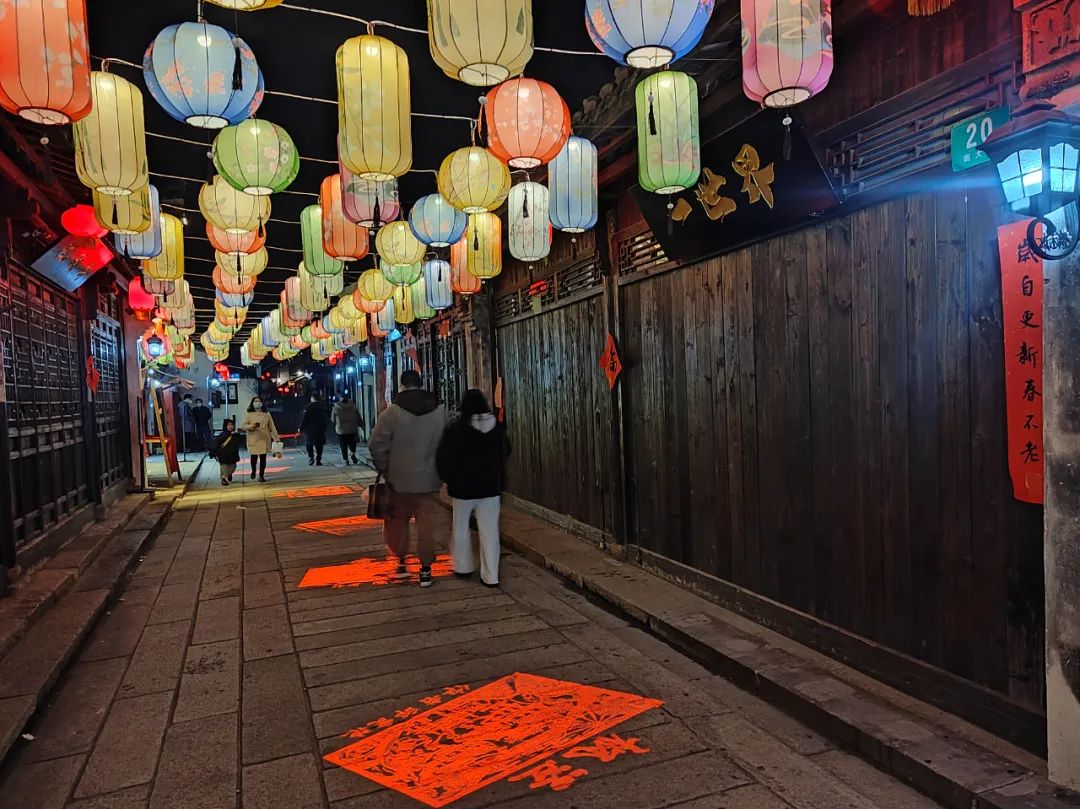 上海游客豫园观赏新年灯会,正月十五元宵节上海哪里有灯会