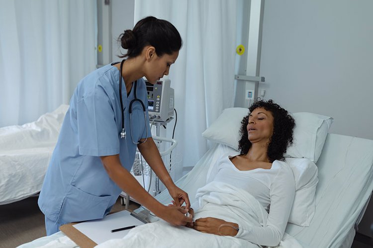 睡前饿肚子和宵夜哪个危害大,睡前吃宵夜和饿肚子哪个伤害大