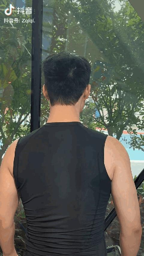 椰树男模火到国外,央视评论椰树男模