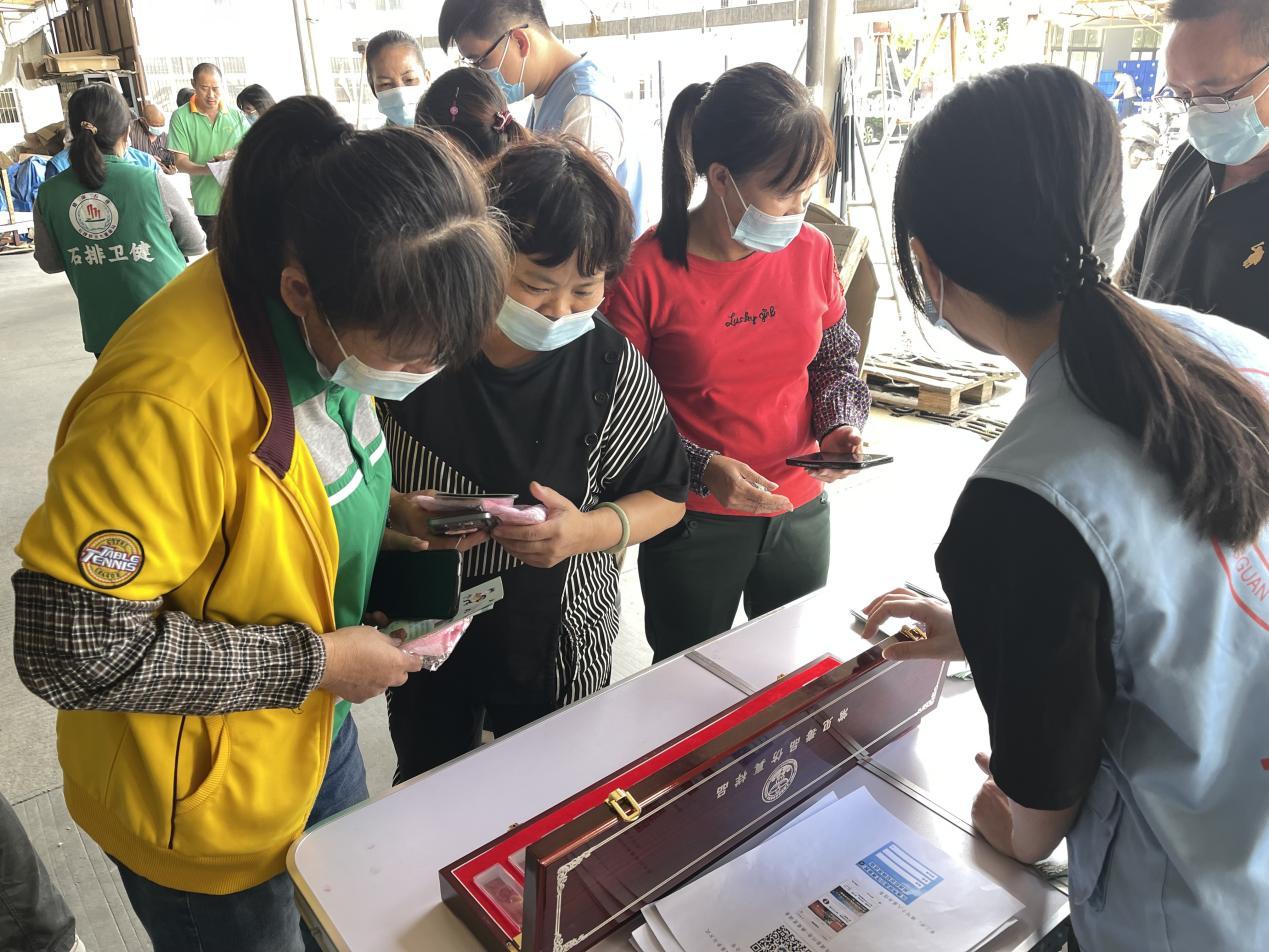 东莞市石排镇开展“健康人生绿色无毒”禁毒宣传进企业活动