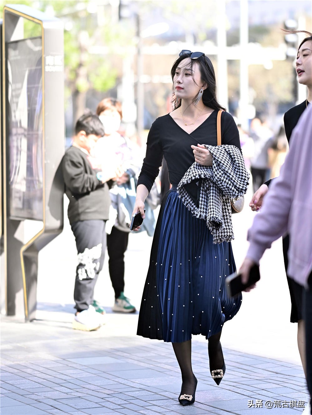 袜靴粗高跟鞋怎么搭配,夏天黑色短丝袜日常搭配高跟鞋