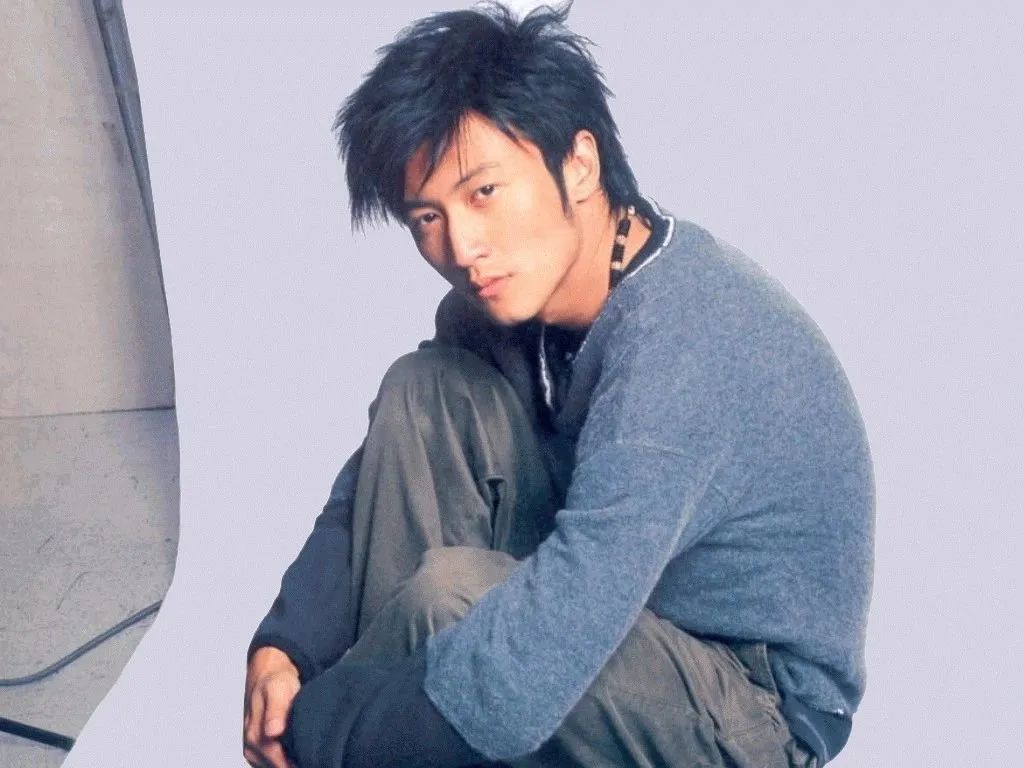 47岁王菲为何看上37岁的谢霆锋,17岁谢霆锋与28岁王菲同台