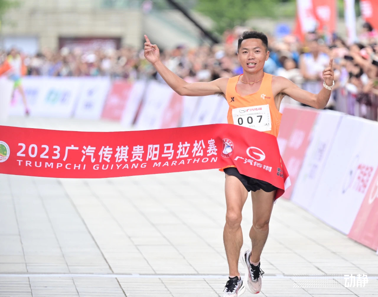 岑万江贵马逆袭片段,岑万江贵阳马拉松夺冠