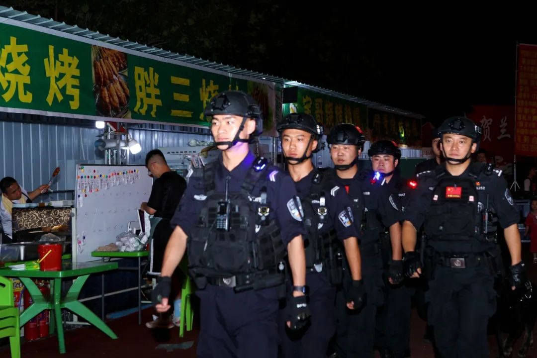 公安督导夏夜治安巡防暖警,巡特警守护城市夜晚平安