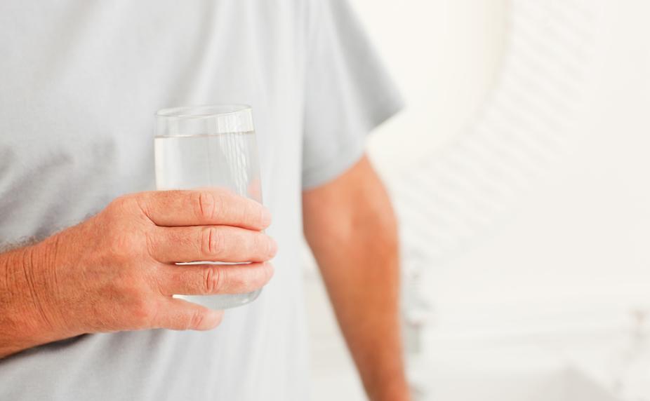 起床喝一大杯水对身体好不好,喝白开水喝多少会加重肾脏负担