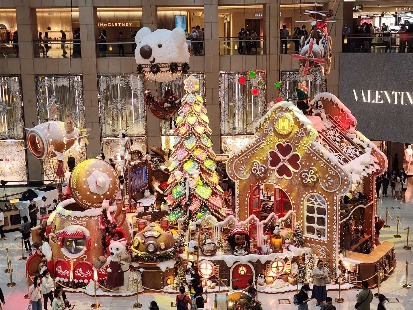 香港圣诞节打卡地超大圣诞树,香港圣诞氛围越来越浓了