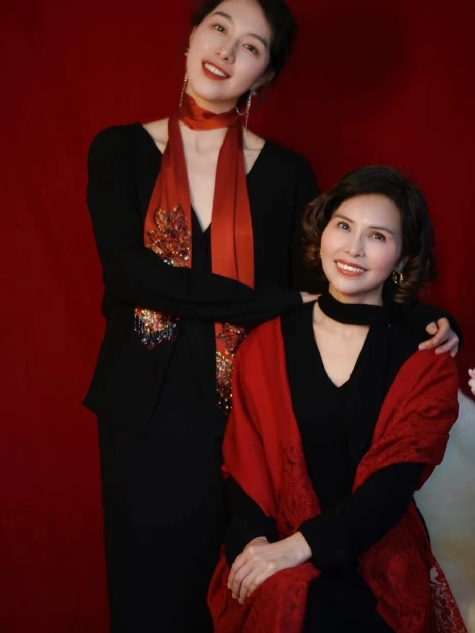 40岁以上的女人适合减龄色,女人年纪大了要得体