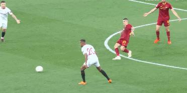 致敬穆帅！施压裁判+单挑对手+2次冷静手势，每1秒都在战斗