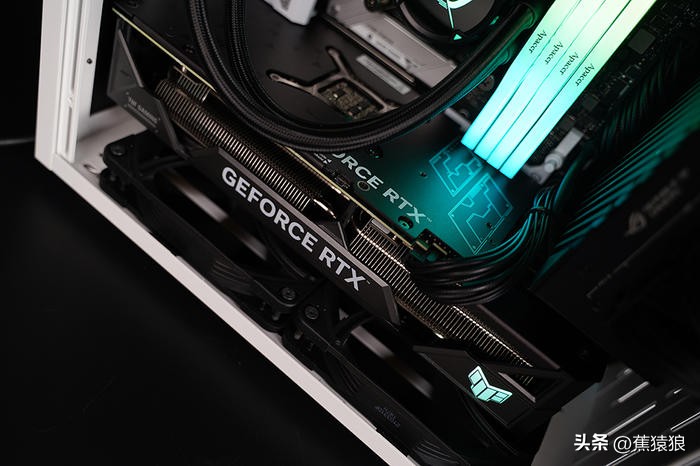 代码36KROGB760-GTUF4070TI，简约黑白调AKLLAA6MMATX机箱装机秀